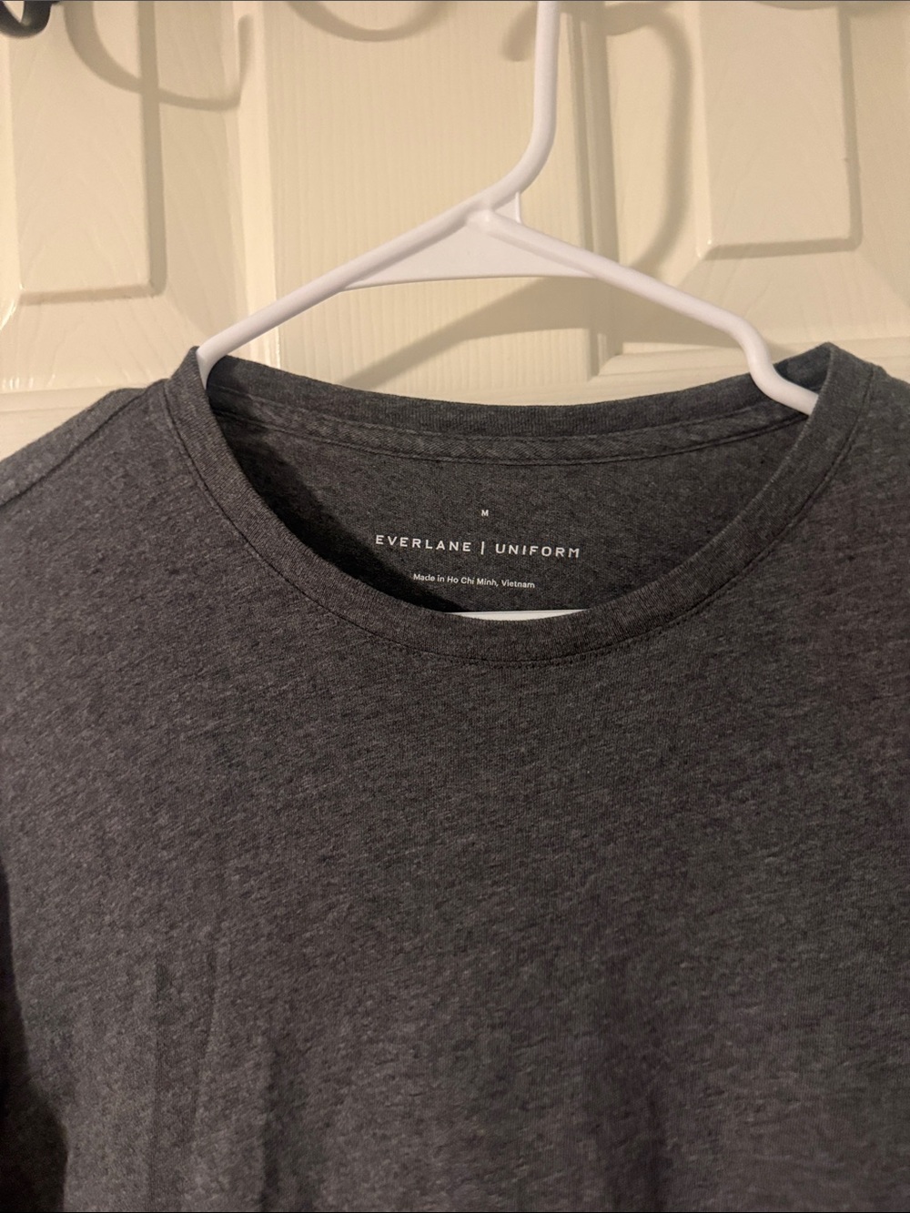 Everlane Men’s Short-Sleeve Crew Tee in Charcoal - Picture 2 of 3